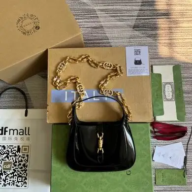 699651 19X13X3cm MP 4