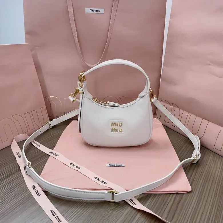 5BP084  17X15.5X5.5cm SF