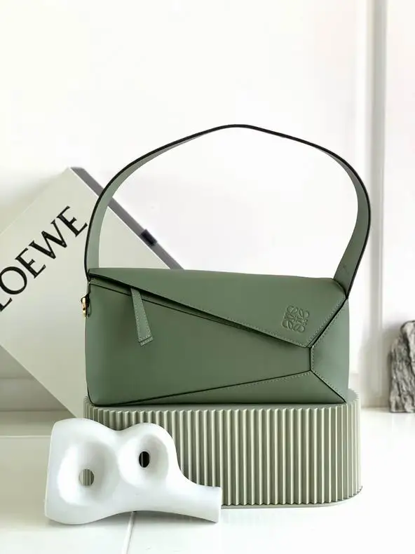 Loewe 060688 28.7x10.7x5.5cm ss6